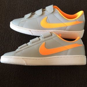Nike Velcro Tennis Shoe